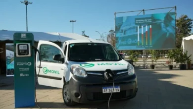 Vehículos eléctricos y estaciones de carga en espacios públicos de Córdoba