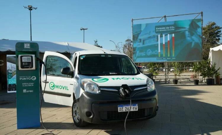 Vehículos eléctricos y estaciones de carga en espacios públicos de Córdoba