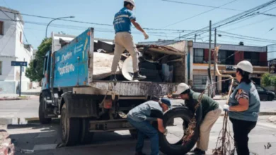 Camión municipal recogiendo residuos en la calle