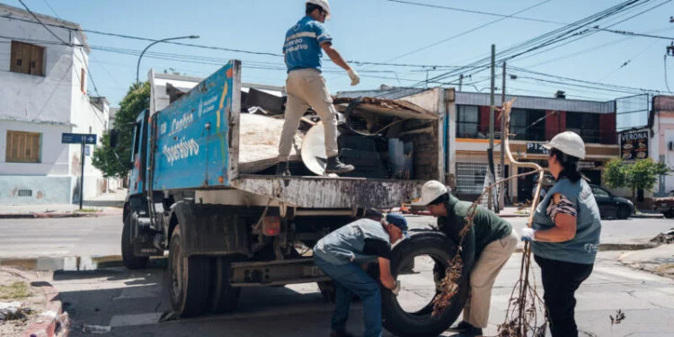 Camión municipal recogiendo residuos en la calle