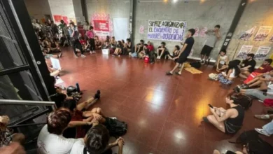 Estudiantes de la UNC protestando contra la reforma laboral