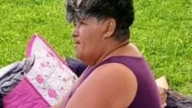 Imagen de una persona buscando a una mujer desaparecida en la calle