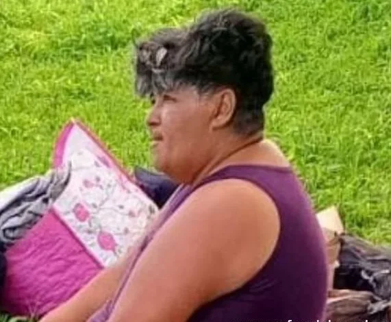 Imagen de una persona buscando a una mujer desaparecida en la calle