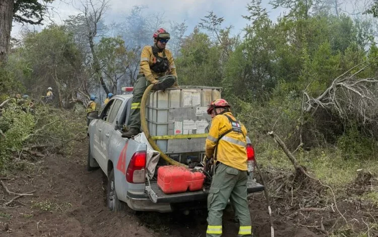 Bomberos combaten incendios en Chubut