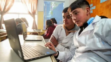 Estudiantes en un aula de clase con un profesor