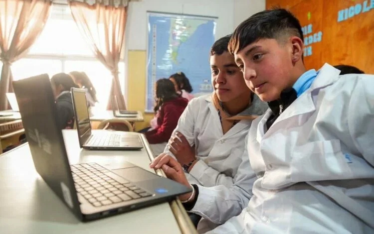 Estudiantes en un aula de clase con un profesor