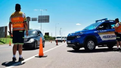 Policía Caminera de Córdoba multando a un conductor