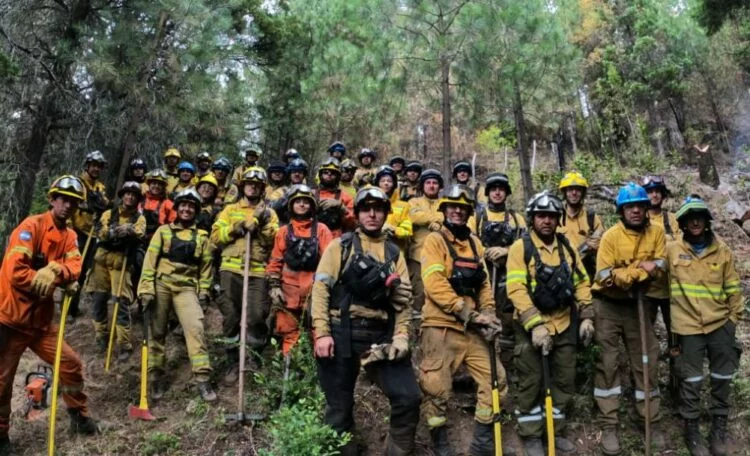 Bomberos cordobeses trabajando en Chubut