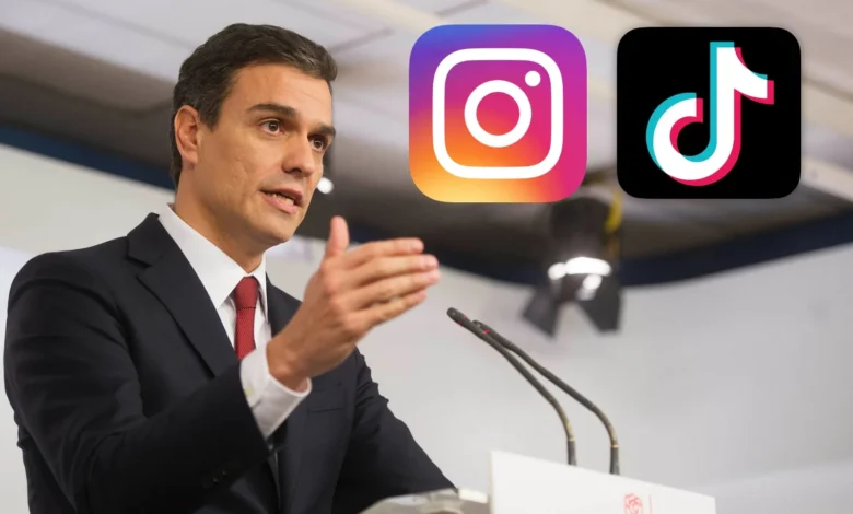 Imagen de una persona joven utilizando un teléfono móvil con una expresión de preocupación