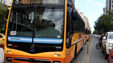 Imagen de un bus vacío en una calle de Córdoba durante el paro del transporte