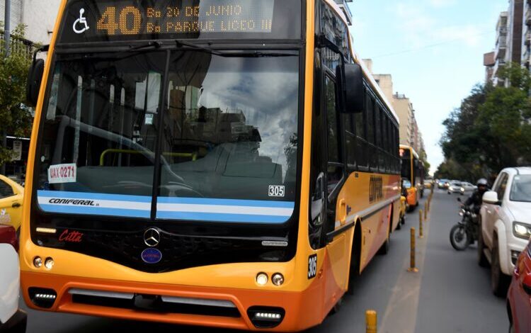 Imagen de un bus vacío en una calle de Córdoba durante el paro del transporte