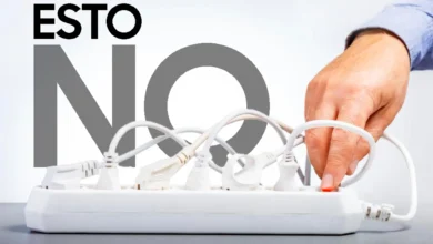 Regleta con varios aparatos enchufados