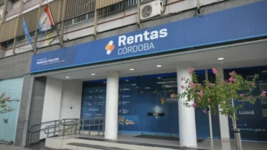 Imagen de un edificio en Córdoba con un titular que dice 'Impuesto Inmobiliario'