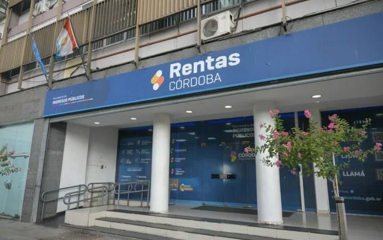 Imagen de un edificio en Córdoba con un titular que dice 'Impuesto Inmobiliario'