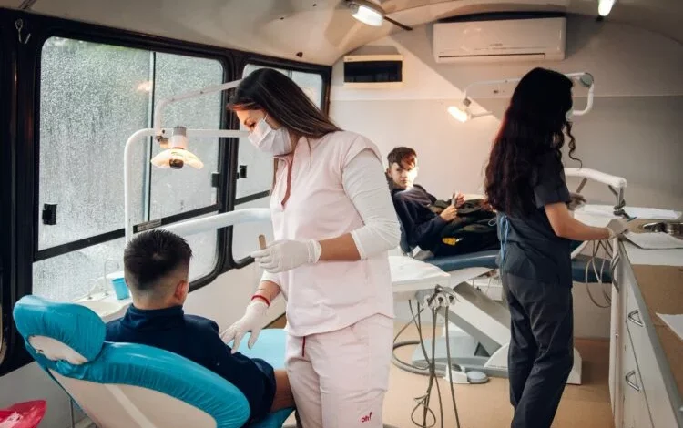 Imagen de un centro de salud en Córdoba con personal médico y pacientes