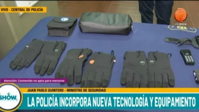El ministro de Seguridad, Juan Pablo Quinteros, demuestra el funcionamiento de un guante con descarga eléctrica.