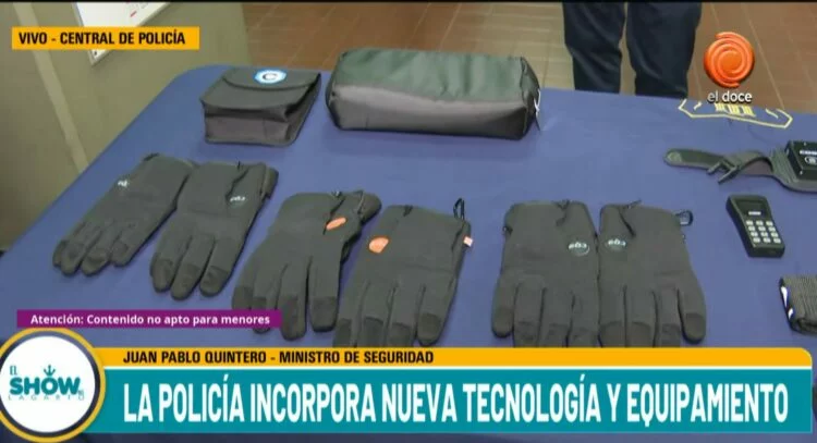 El ministro de Seguridad, Juan Pablo Quinteros, demuestra el funcionamiento de un guante con descarga eléctrica.