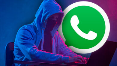 Imagen de una persona utilizando un teléfono móvil con una pantalla de bloqueo