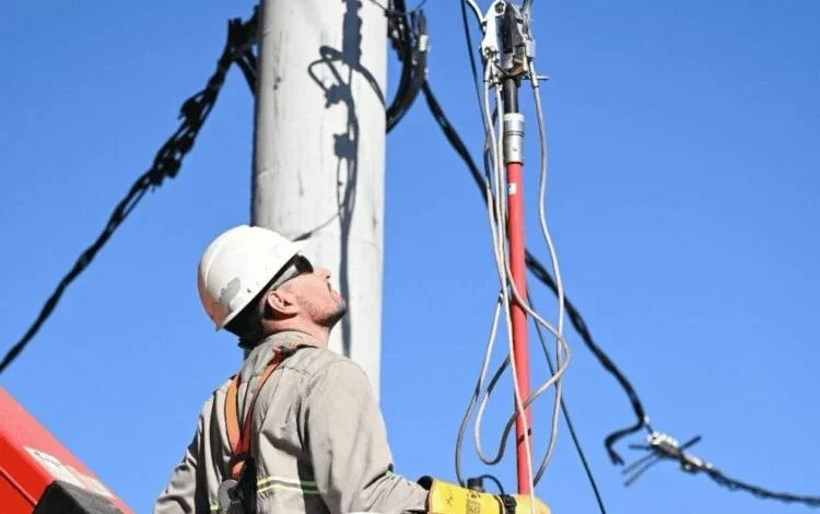 Trabajadores de la electricidad con equipamiento de seguridad