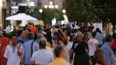 Imagen de la peatonal de Córdoba iluminada y llena de gente durante La Noche de las Compras