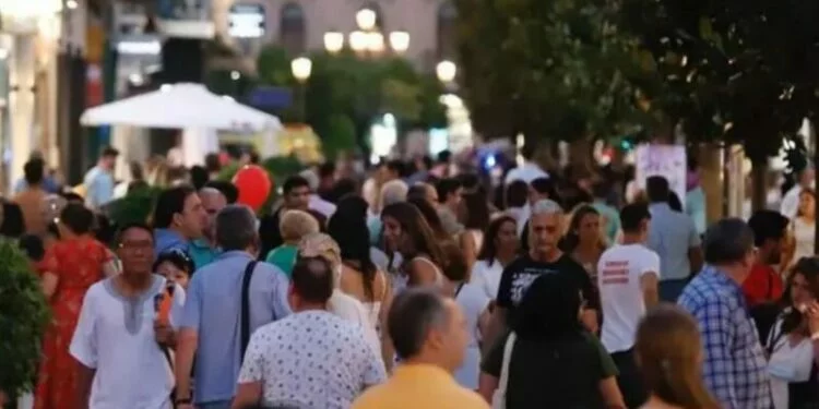 Imagen de la peatonal de Córdoba iluminada y llena de gente durante La Noche de las Compras