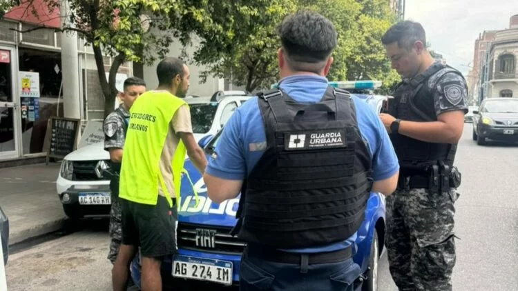 Imagen de un agente de la Guardia Urbana deteniendo a un falso "naranjita" en plaza Colón