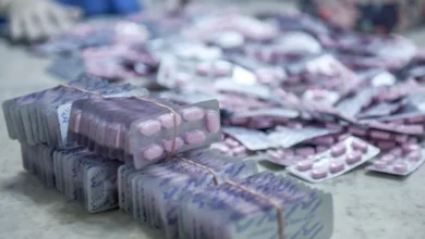Personal del Laboratorio Farmacológico Municipal trabajando en la producción de medicamentos