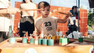 Imagen de una persona canjeando residuos por productos ecológicos en una jornada de Ecocanje en Córdoba