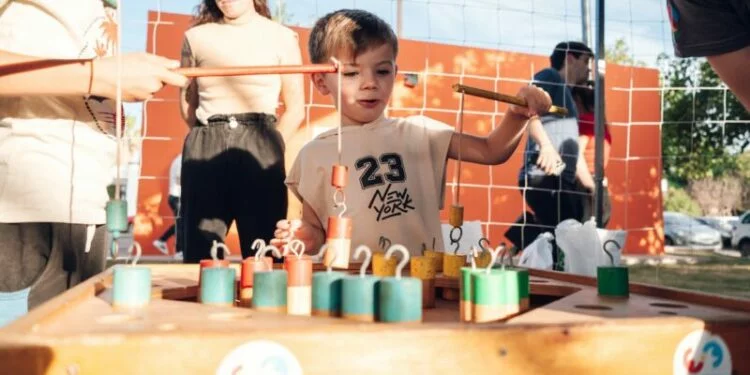Imagen de una persona canjeando residuos por productos ecológicos en una jornada de Ecocanje en Córdoba