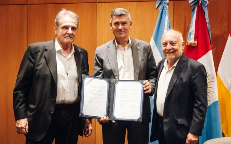 Firma del acuerdo entre la Municipalidad de Córdoba y la Cooperativa Horizonte para el desarrollo de viviendas sociales