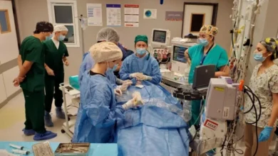 Equipo médico realizando una ablación por microondas de tiroides en un hospital