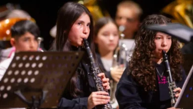 Niños y jóvenes tocando instrumentos musicales en la Academia Municipal de Música