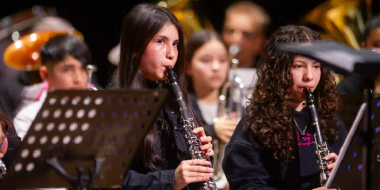 Niños y jóvenes tocando instrumentos musicales en la Academia Municipal de Música