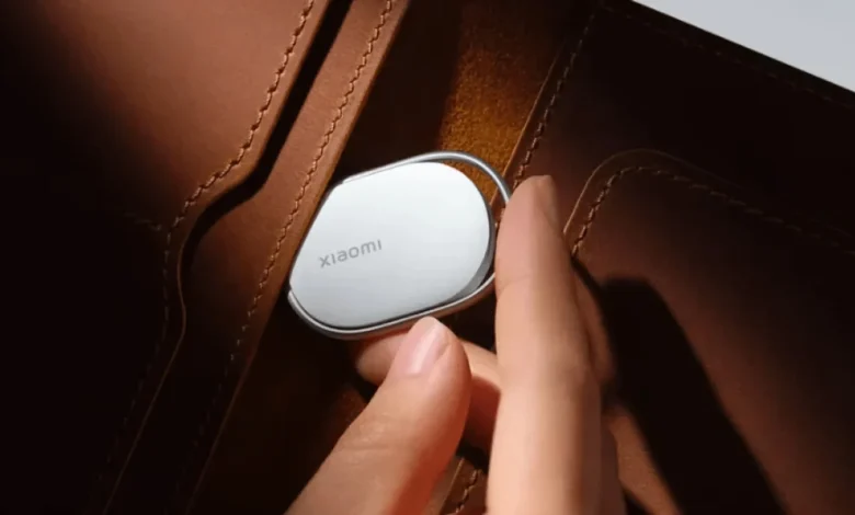 Imagen del Xiaomi Tag, un dispositivo ovalado con un borde para engancharse a llaveros o argollas.