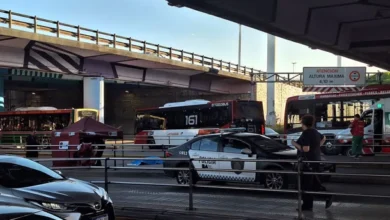 Imagen de un colectivo de la línea 59 en Puente Saavedra después del accidente