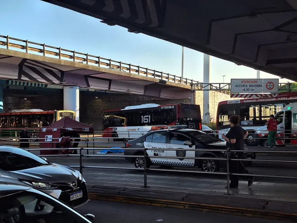 Imagen de un colectivo de la línea 59 en Puente Saavedra después del accidente