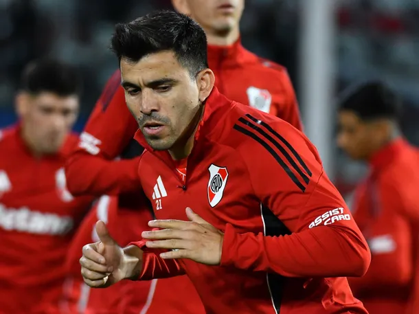 Huevo Acuña en acción con River Plate