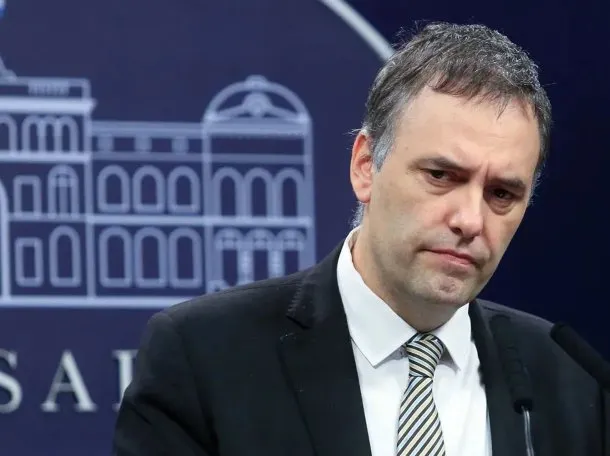 Manuel Adorni en una conferencia de prensa