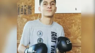 Imagen de un joven practicante de Muay Thai en un ring de competición