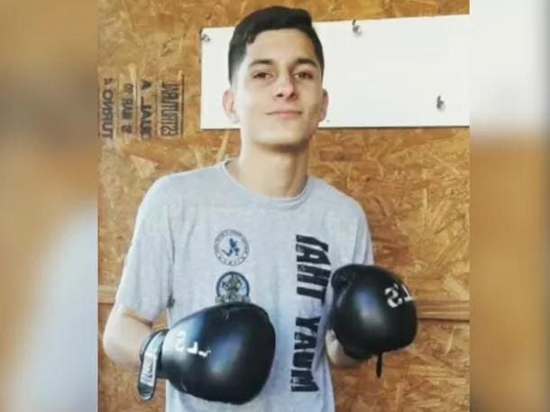 Imagen de un joven practicante de Muay Thai en un ring de competición