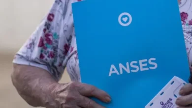 Imagen de la sede de la ANSES con personas esperando para realizar trámites relacionados con la Asignación Universal por Hijo