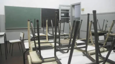 Docentes en asamblea discutiendo la propuesta salarial