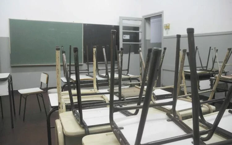 Docentes en asamblea discutiendo la propuesta salarial