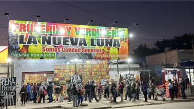 Imagen de la fachada de la verdulería "La Nueva Luna" con clientes comprando