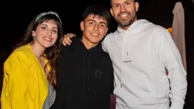 Benjamín Agüero sonriendo junto a su auto nuevo