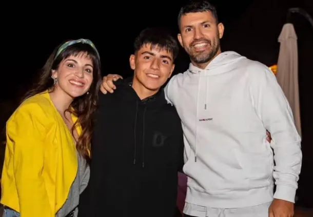 Benjamín Agüero sonriendo junto a su auto nuevo