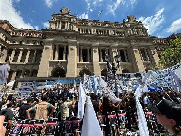 Trabajadores judiciales protestando frente al Palacio de Tribunales