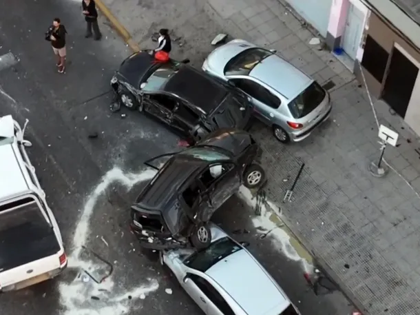 Vehículos destruidos después del choque múltiple en Quilmes