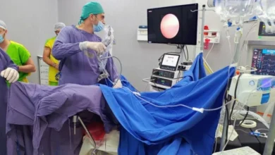 Equipo médico realizando una intervención urológica con láser