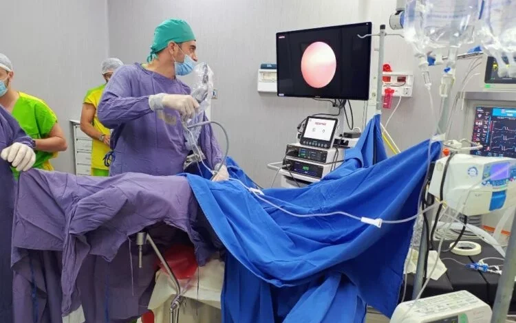 Equipo médico realizando una intervención urológica con láser